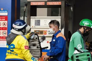 Consumers purchase E10 gasoline at a Petrolimex fuel station on Nguyen Thi Minh Khai Street, Xuan Hoa Ward, Ho Chi Minh City. (Photo: SGGP)